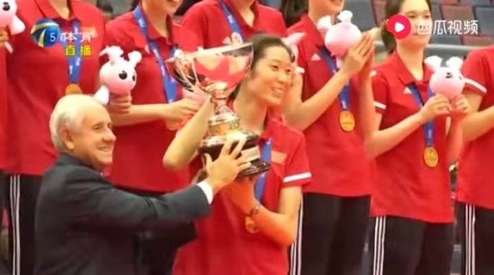 河南农村女孩，靠打排球，年薪超千万，逆袭成女排队长、奥运冠军