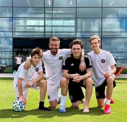 贝克汉姆带儿子踢足球,贝克汉姆贝嫂带小七