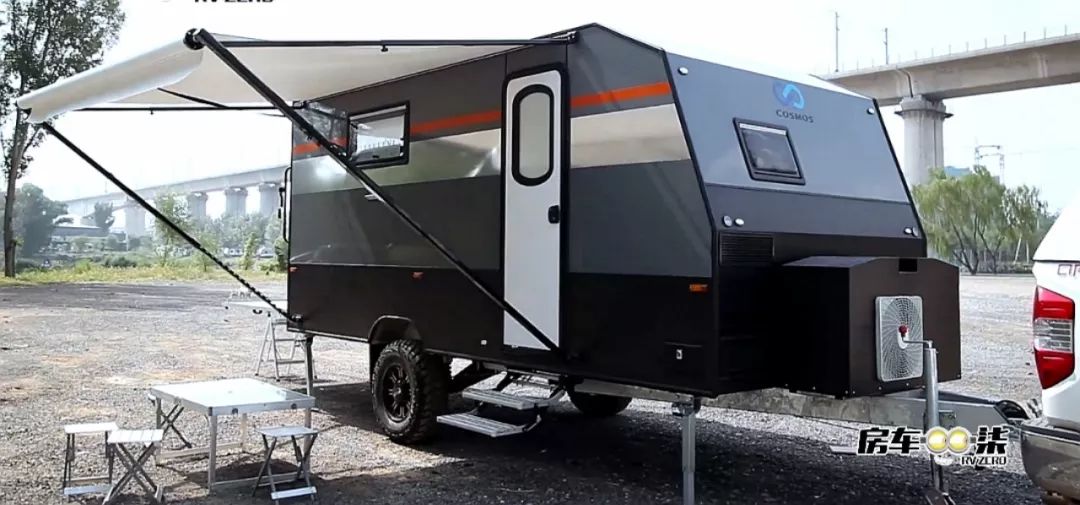 科斯升顶越野拖挂房车,平头轻卡双拓展自行式c型房车