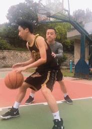 利用身体突破内线技巧,内线最简单最有效打法