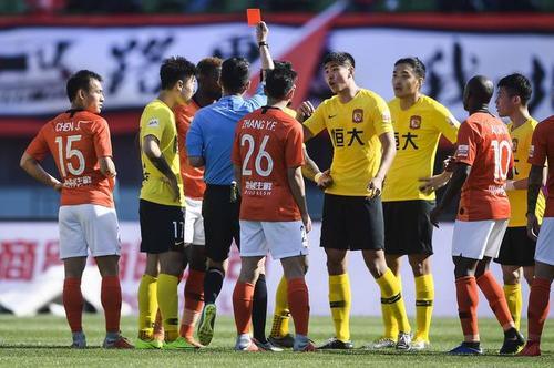 恒大犯规红牌,恒大亚冠飞铲红牌