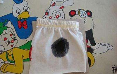 用84怎么去除白衣服上的顽固污渍,棉白衣服上的污渍怎么去除小窍门