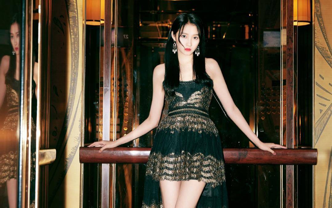 关晓彤深夜秀香肩,关晓彤上班路透照曝光