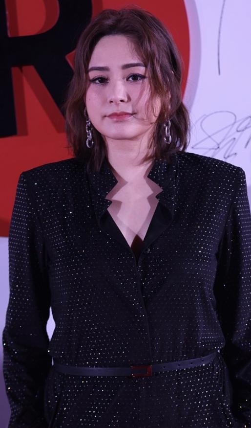 阿娇穿黑色裤子 (阿娇穿高腰裤的照片)