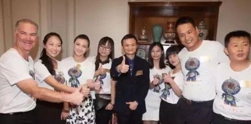 窦立国开着奔驰送快递的逆袭人生,窦立国开什么奔驰