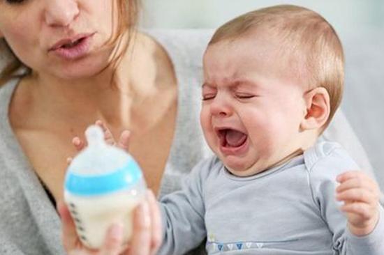 婴儿老是吐舌头食欲下降吐奶,婴儿吐舌头做呕吐状怎么回事