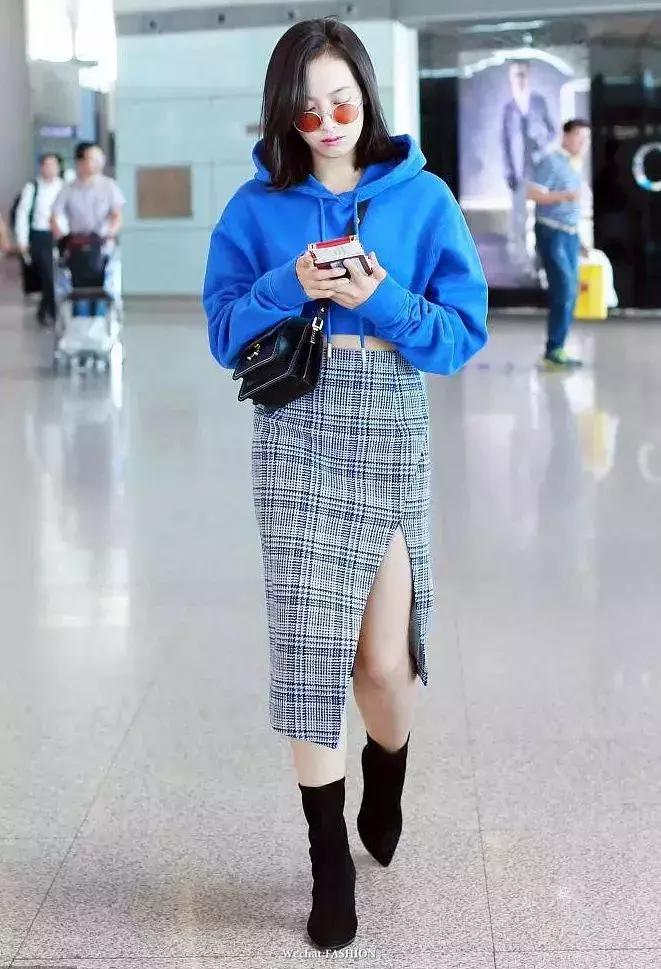 卫衣配什么裙子好看春天,卫衣裙子怎么搭配才好看