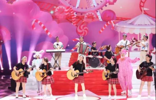 杭州67岁普通老太太，穿短裙，学吉他，玩摇滚：老了我也要怒放