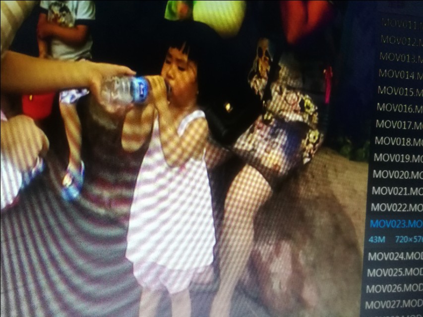 带着孙女去海边,奶奶带着小孙女在北海涠洲岛玩