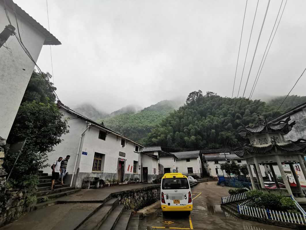 一场烟雨，把人困进仙境！藏在金华南山的这个小村，不求爆红，只求安静邂逅！