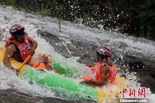 「极限头条」京张智能铁路贯通；4成轮滑鞋不合格