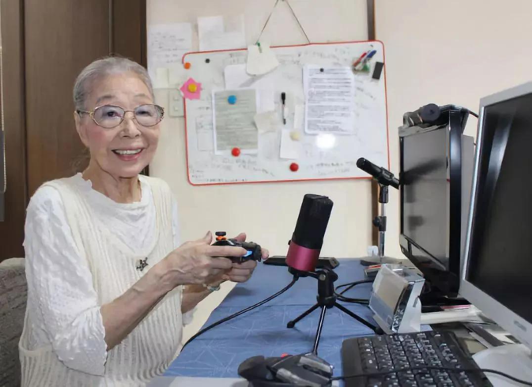 96岁奶奶沉迷游戏40年,网红老奶奶游戏