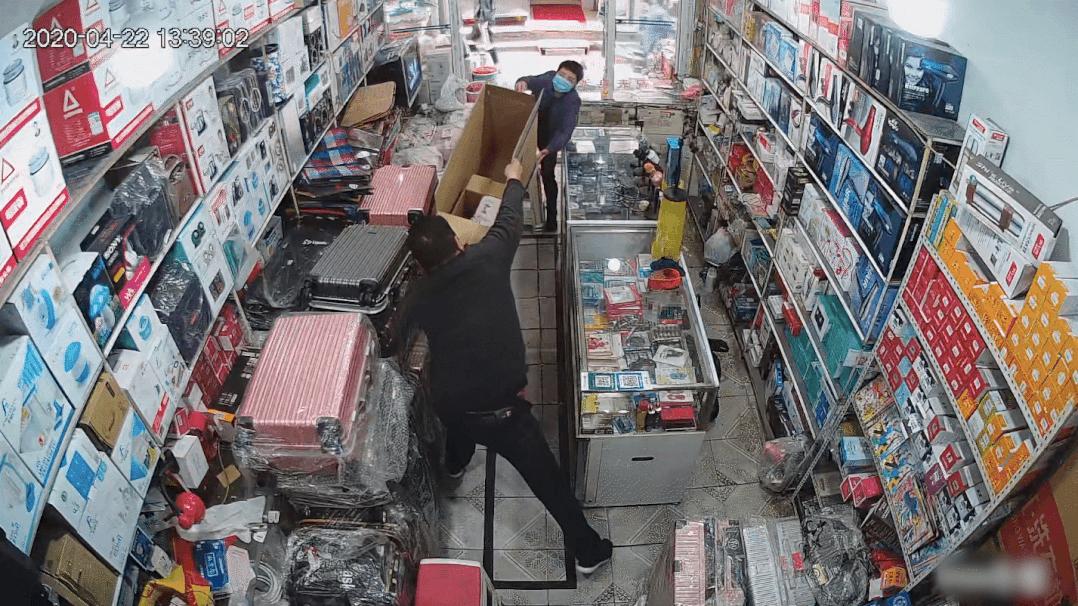 向对面出租屋射了一箭：80后妈妈王莹在城中村的实验艺术