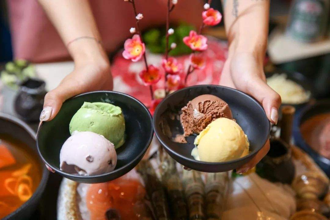 女孩白裤子变红幸得陌生人帮助，初潮，妈妈的两件事三句话很重要