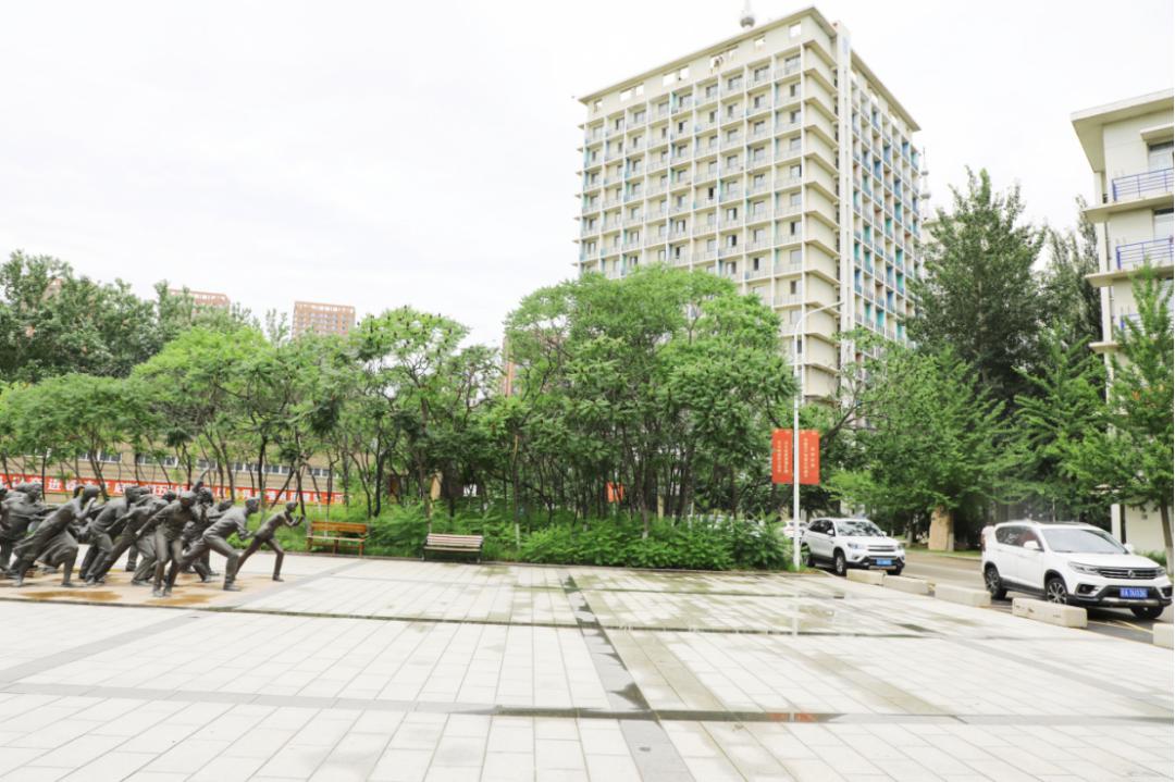 母校前面的广场是什么广场,母校校门设置