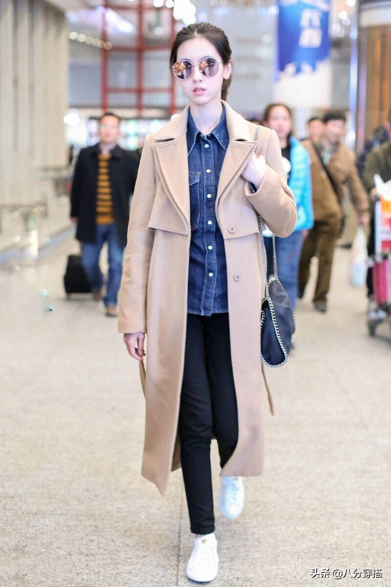 陈都灵纯色披肩发上衣温柔,陈都灵穿搭牛奶裤上衣纯色优雅风