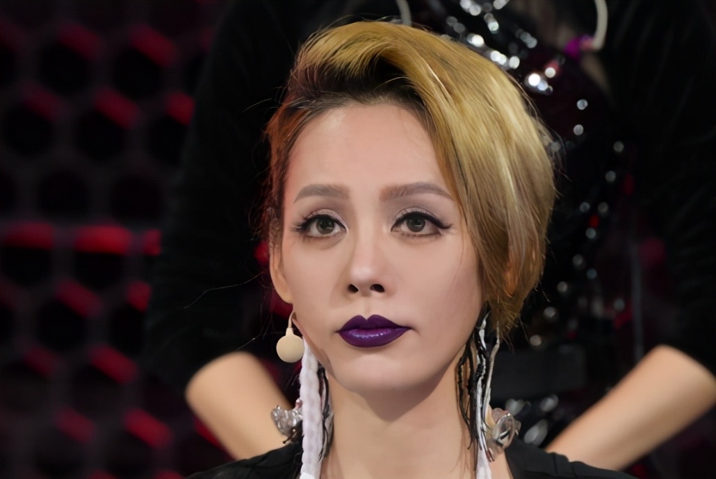 在“姐姐团”勾心斗角的宁静，机场弯腰摸粉丝肉*袜丝**，举动超可爱