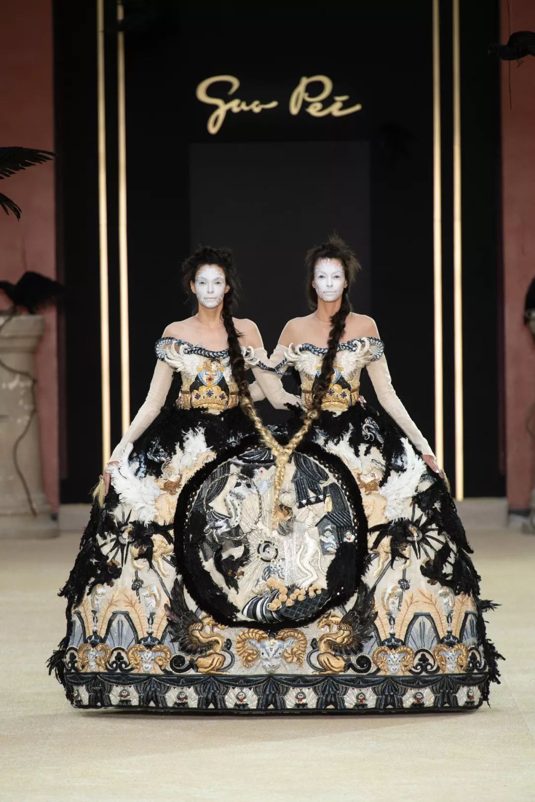 东方元素终于闪耀在时装金字塔尖 (东方元素时装周放异彩)