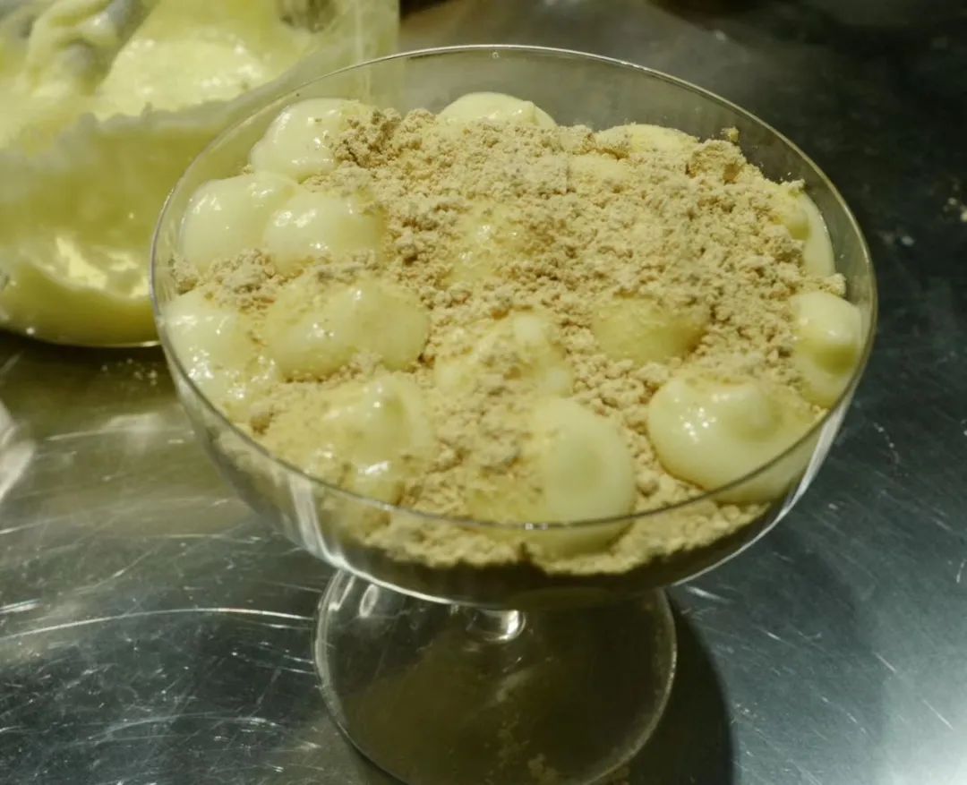 万人定闹钟早起云约早饭，为了去世界各地摆摊卖小吃做准备