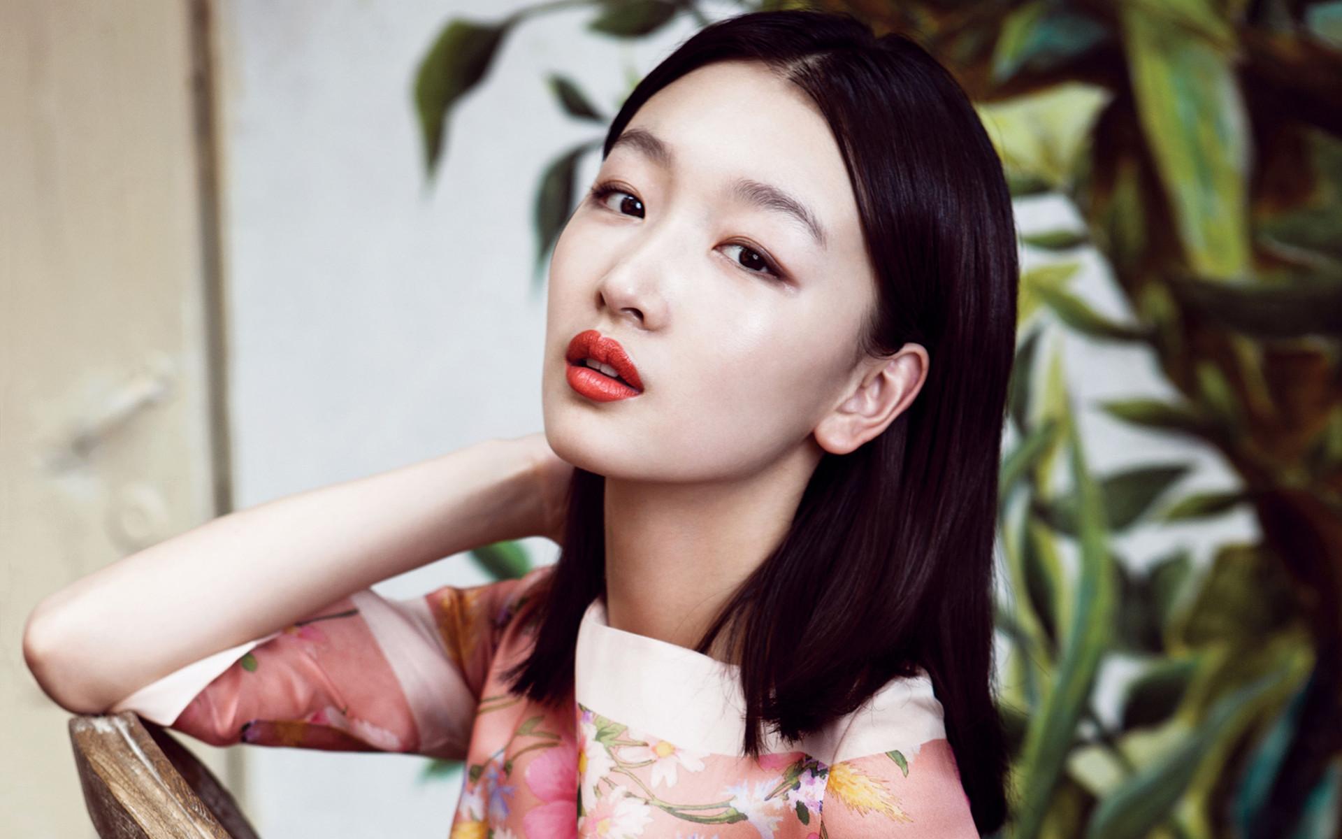 巩俐周冬雨惊艳亮相,巩俐和周冬雨为什么不合照