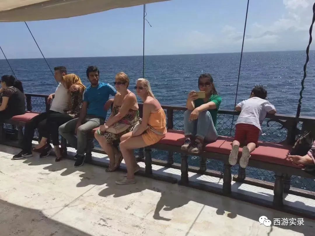 她和我从上海开车进中东后,爱上伊朗人就逃跑,还为他失恋和自杀