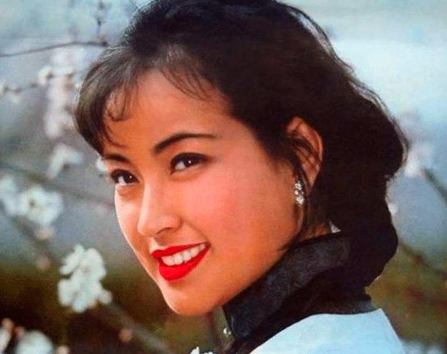 69岁刘晓庆和妹妹罕见同窗照片,刘晓庆的家庭背景