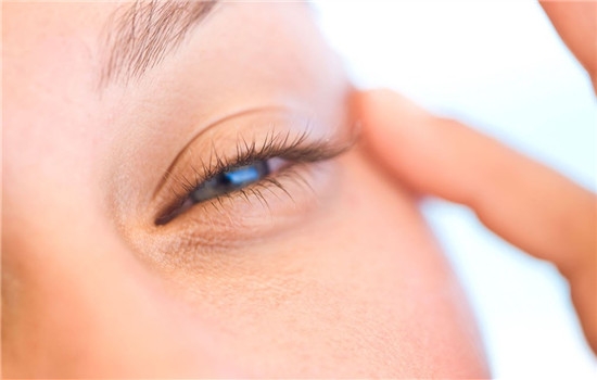 右眼皮下有个疙瘩怎么回事,眼睛下眼皮上长个疙瘩怎么回事