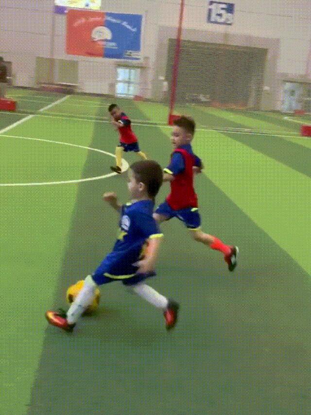 太帅啦！*疆新**6岁足球小子“花式过人”上热搜