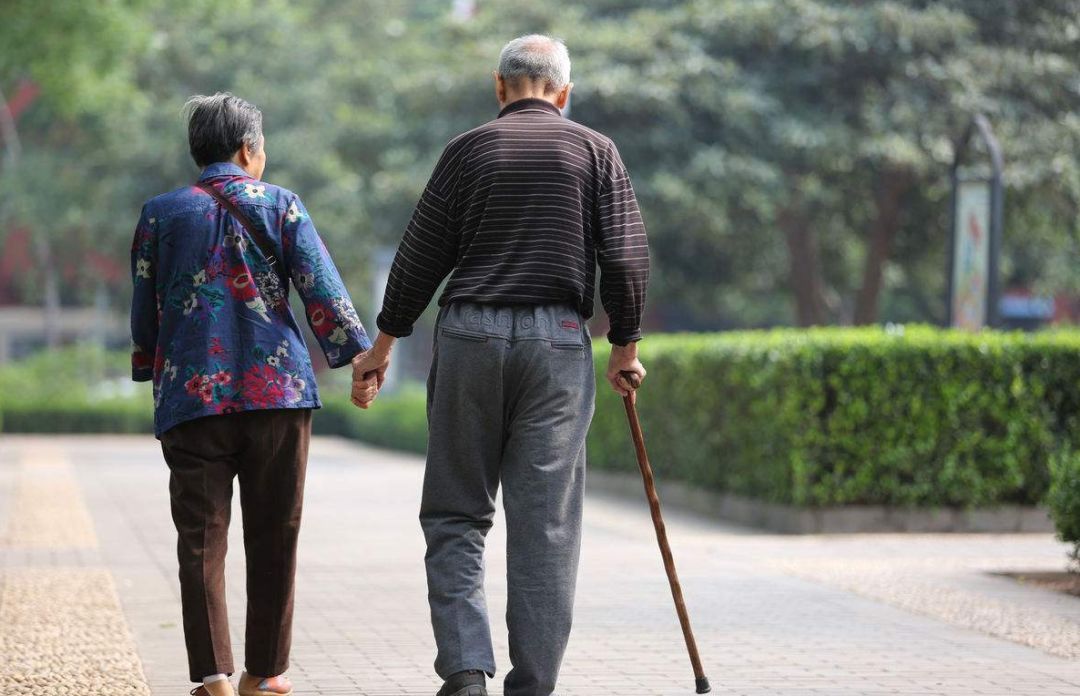 老人晚年不受子女待见的三个特征,晚年不受尊重的老人主要有三点