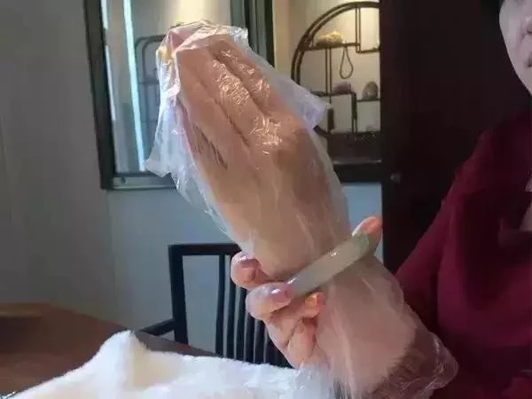 手镯手胖了取不下来有妙招,手镯戴起不舒服怎么回事