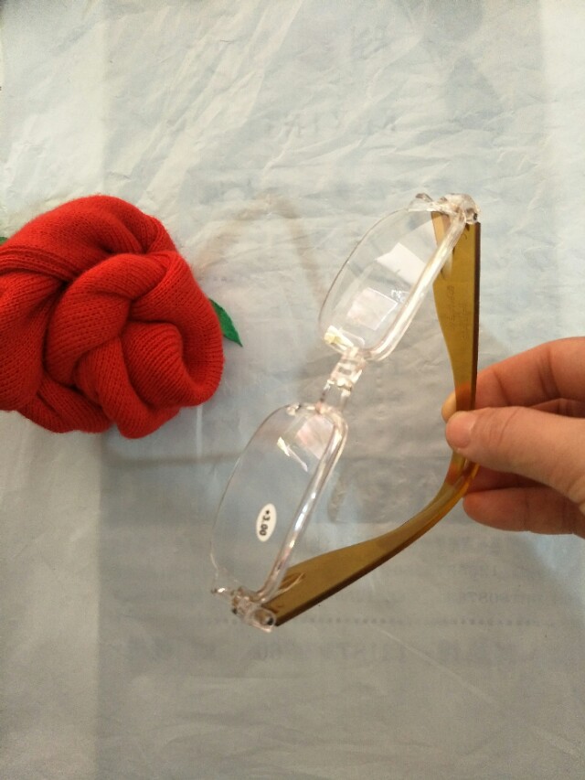 眼镜总是往下滑有什么妙招,眼镜容易滑落怎样调整眼镜框架