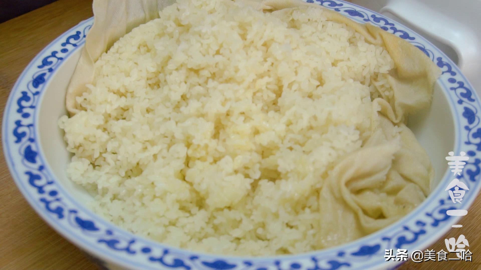 端午节奶奶烧饭,端午节怎样用粽叶做糯米饭