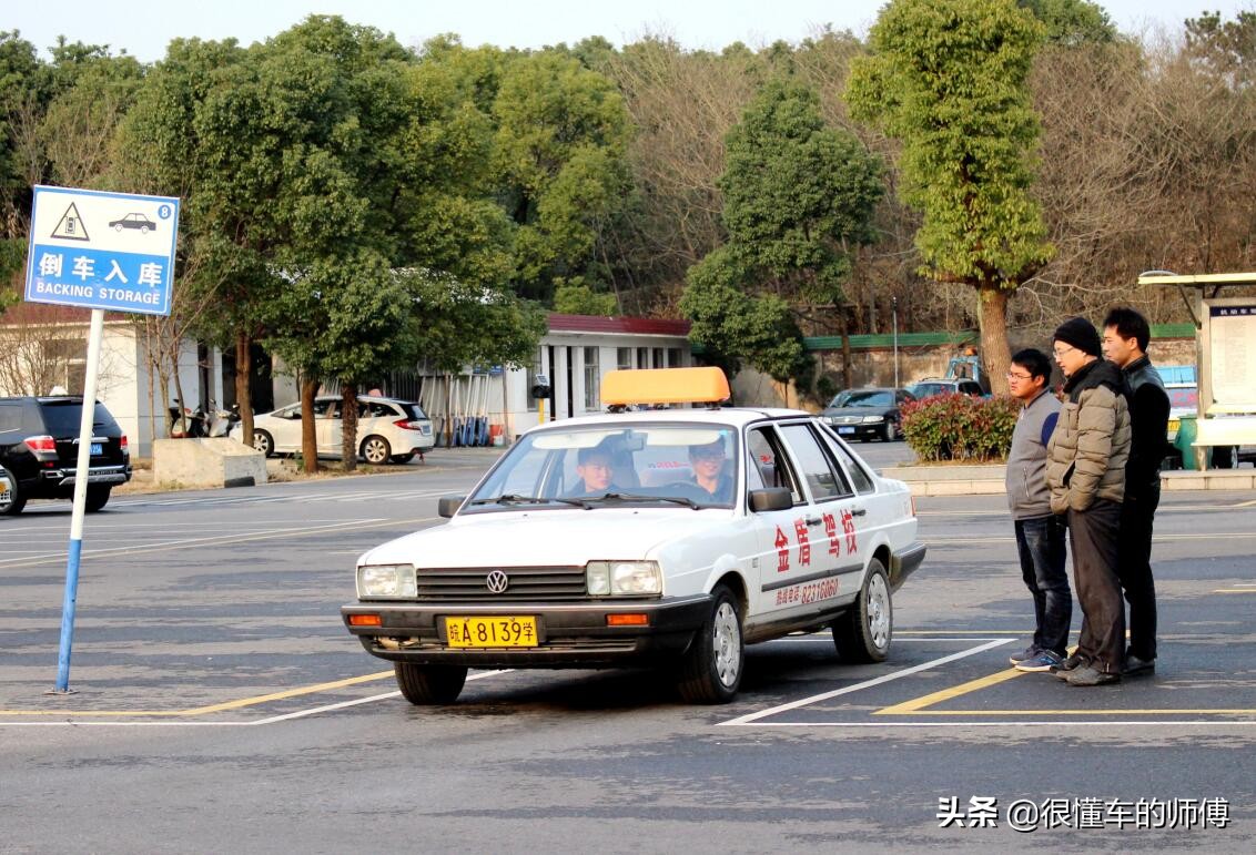 科目二对线闭一只眼睛看点准吗,科目二侧方停车最准的方法图解
