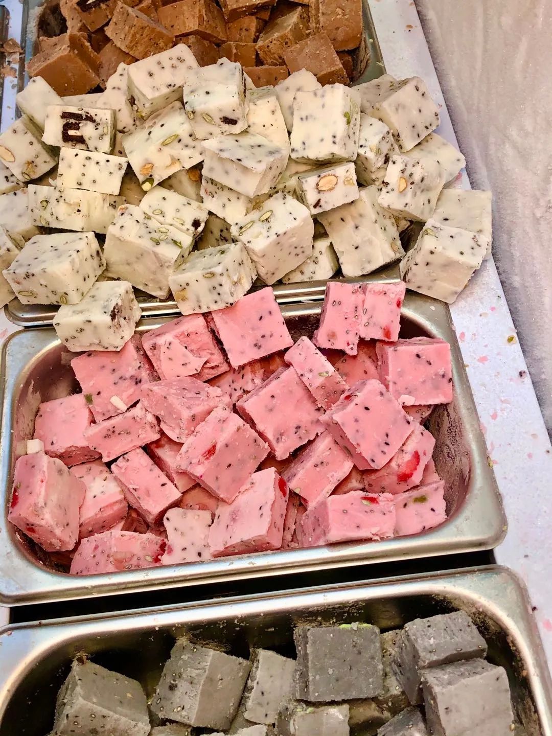 这家网红店的炒酸奶太好吃了,炒酸奶水果捞这家店挺正宗的