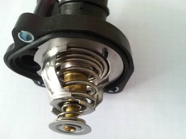 发动机故障灯亮的问题很难解决吗,发动机故障灯亮了教你一招