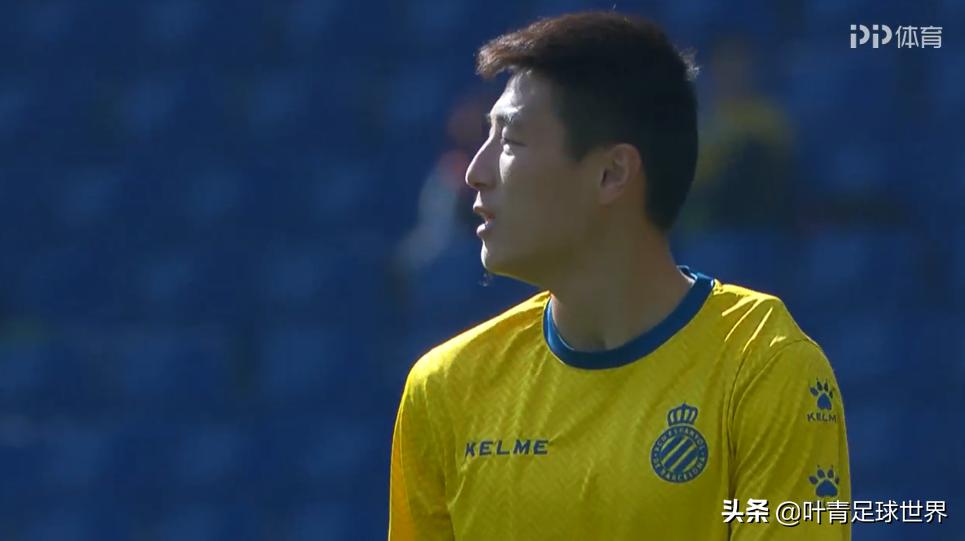 武磊再秀世界级停球：把60米长传吸在脚下！现场球迷送上掌声