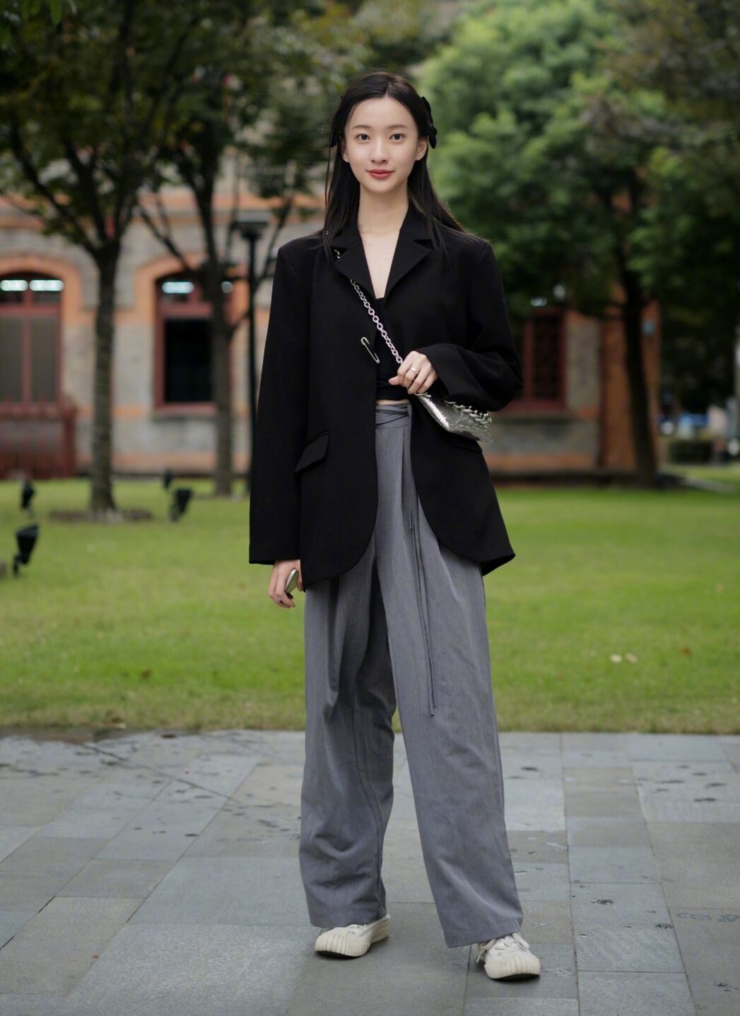 黑色大衣最显气质,黑色大衣比较普遍但越看越耐看