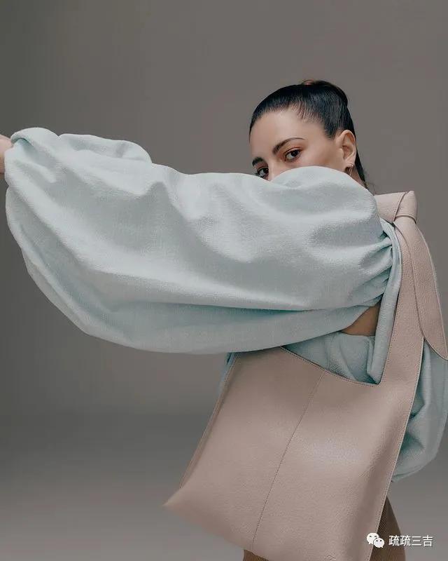 韩剧小女孩背个斜挎包,小众轻奢女士包袋