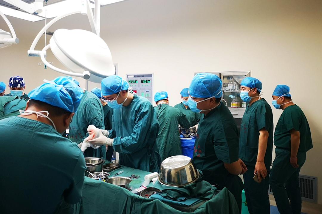 小女孩儿烧伤植皮,烧伤女婴被遗弃后续