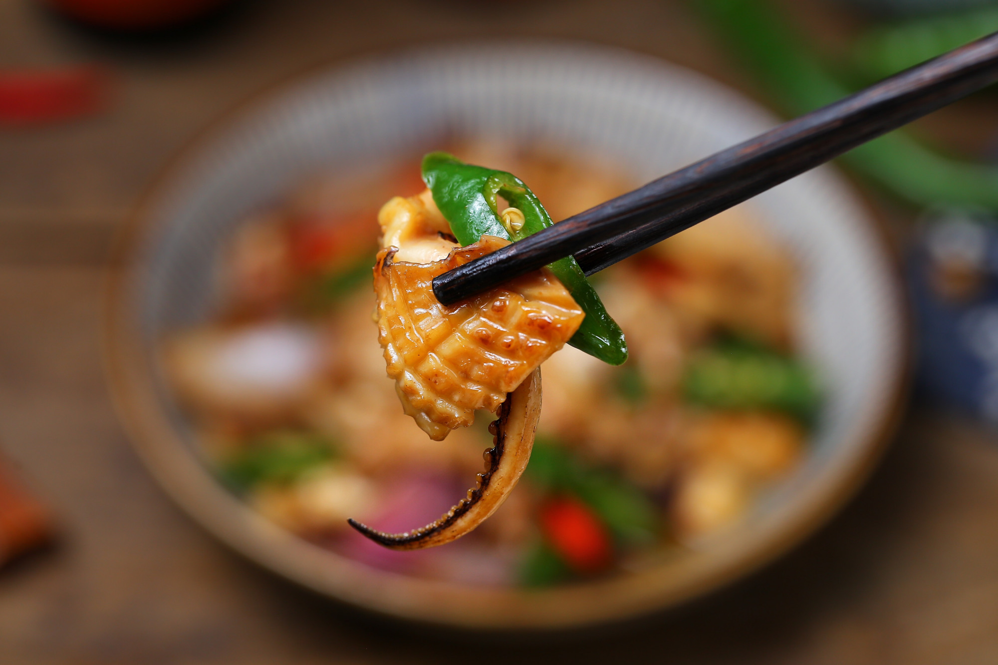 经典菜品爆炒鱿鱼好吃到爆棚,怎么样爆炒鱿鱼鲜嫩好吃川味的