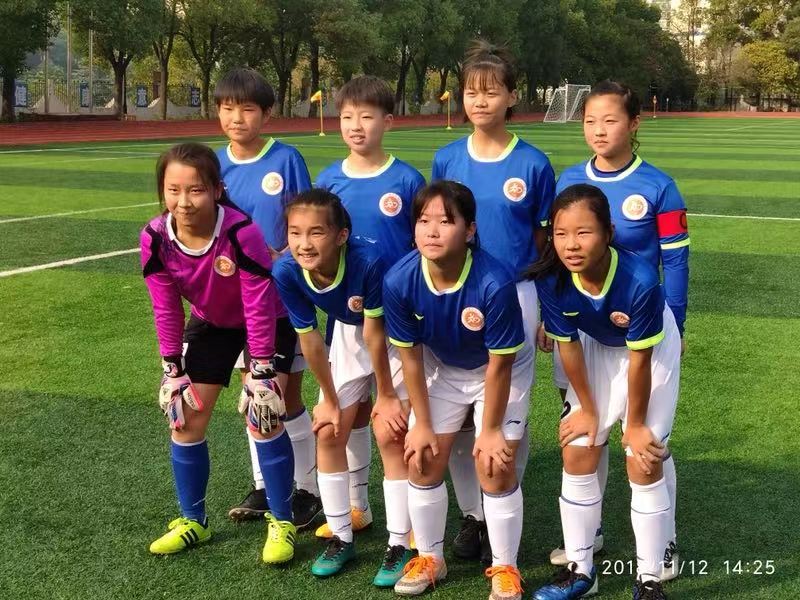 市六十四中“铿锵玫瑰”勇夺全省中学生足球联赛冠军