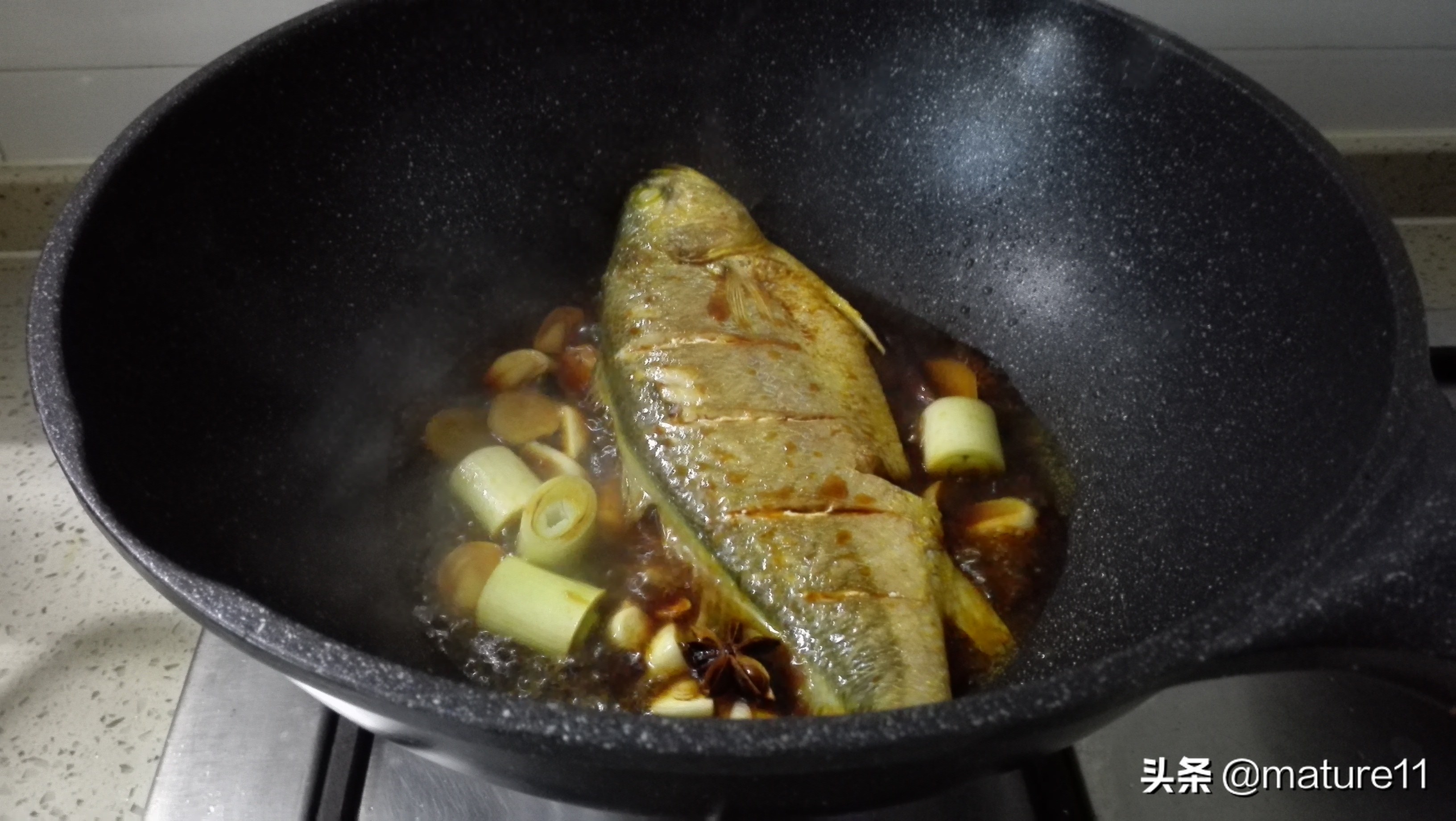 几招儿教你做鱼不粘锅不破皮、不散，鱼肉嫩又入味的方法，别错过