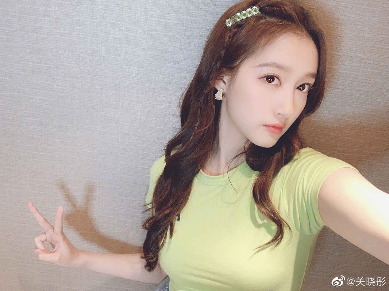 关晓彤办公室健身,关晓彤瘦腿三天变成筷子腿