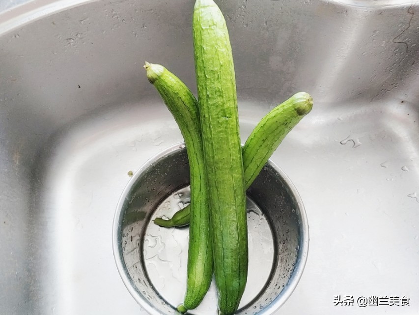 丝瓜怎么去皮最快最好,丝瓜不去皮能不能炒着吃