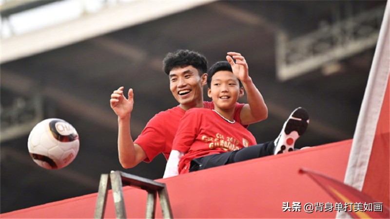 广州恒大郑智夺冠视频,恒大夺冠庆典球员登场