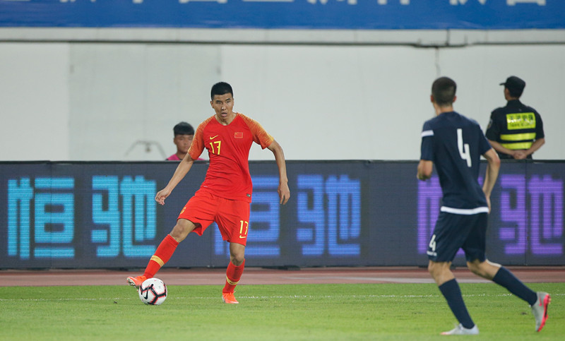 国足张玉宁远射破门,国足主力中锋张玉宁