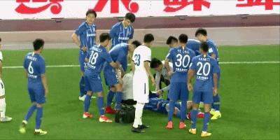 太吓人!足协杯再现恐怖1幕,21岁中场惨遭对手爆头当场昏迷