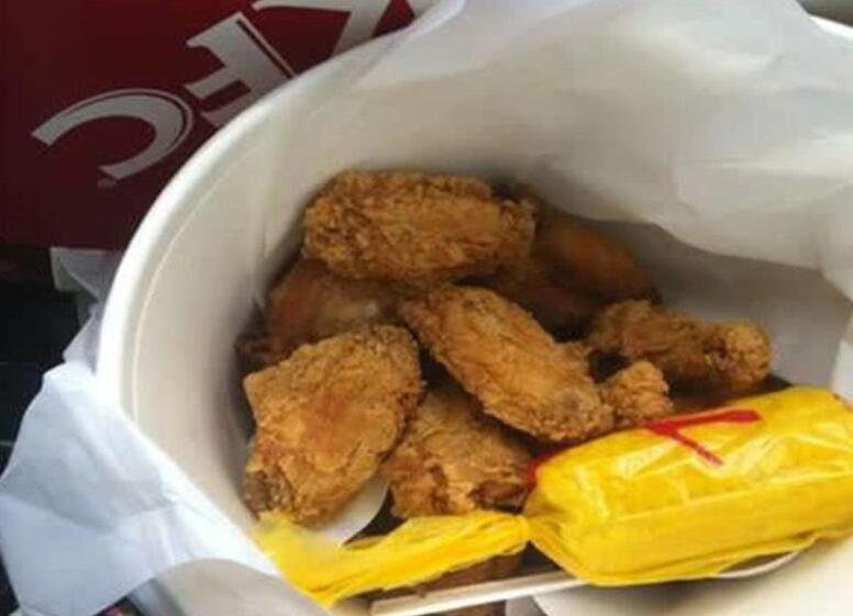 肯德基炸鸡买家秀,肯德基疯狂星期四肯德基全家桶