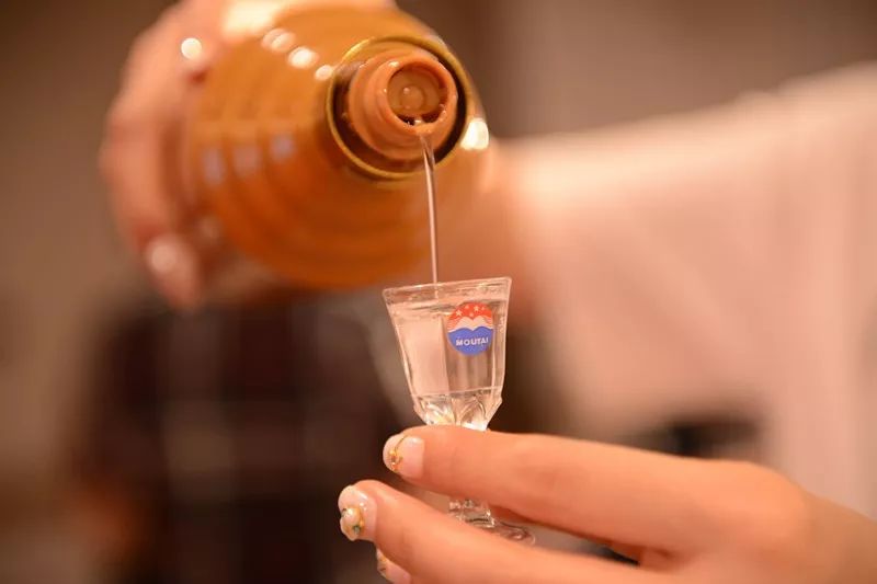 茅台酒的味道很难调出来吗,为什么茅台酒喝起来有点酸味