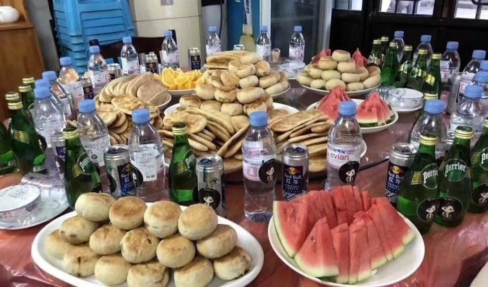 粉丝送礼物该说什么,粉丝送礼尴尬